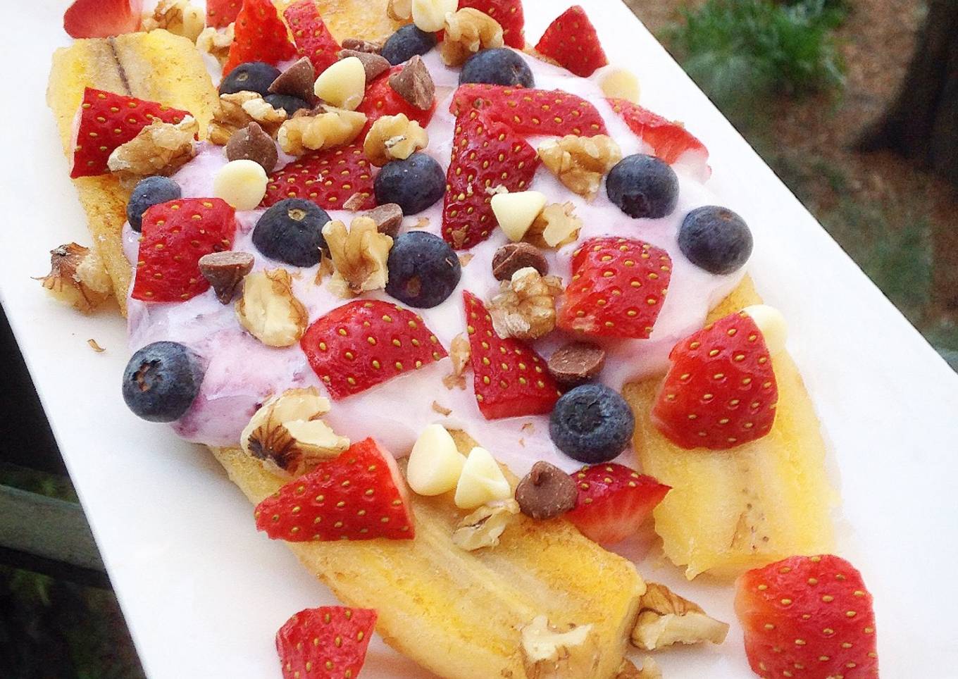 Fried banana with mixed fruit