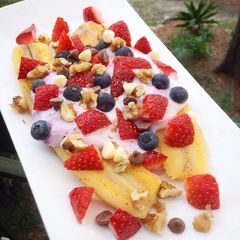 A picture of Fried banana with mixed fruit.