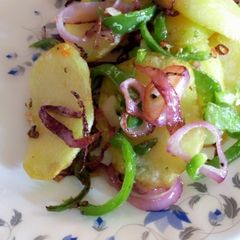 A picture of Lyonnaise potatoes.