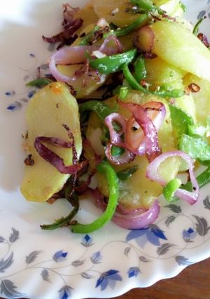 A picture of Lyonnaise potatoes.