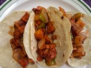 Una foto de salsa para alambres