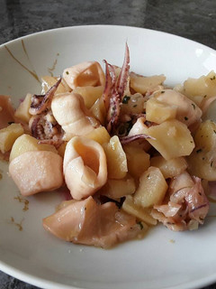 Una foto de Calamares afogaos con patatas
