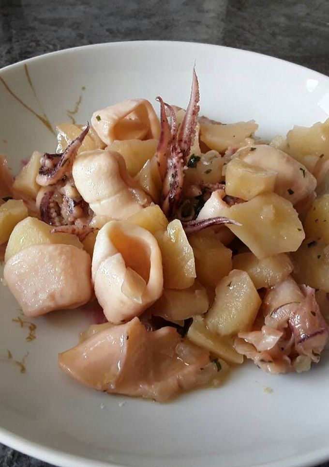 Una foto de Calamares afogaos con patatas