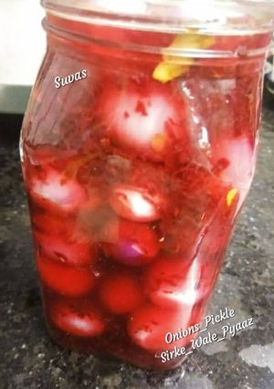 A picture of Sirkewali Pyaaz (Pickled Onions).