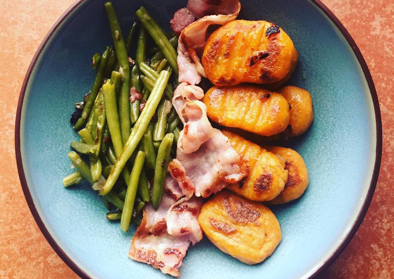 Gnocchis de patates douces, poitrine grillée et haricots