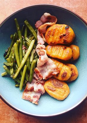 Une photo de Gnocchis de patates douces, poitrine grillée et haricots