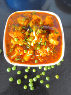 વટાણા બટાકા ફ્લાવર નું શાક (Vatana Bataka Flower Shak Recipe In Gujarati) રેસીપી મુખ્ય ફોટો