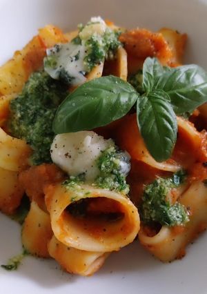 Una foto de Calamarata a la boloñesa con pesto y Cabrales