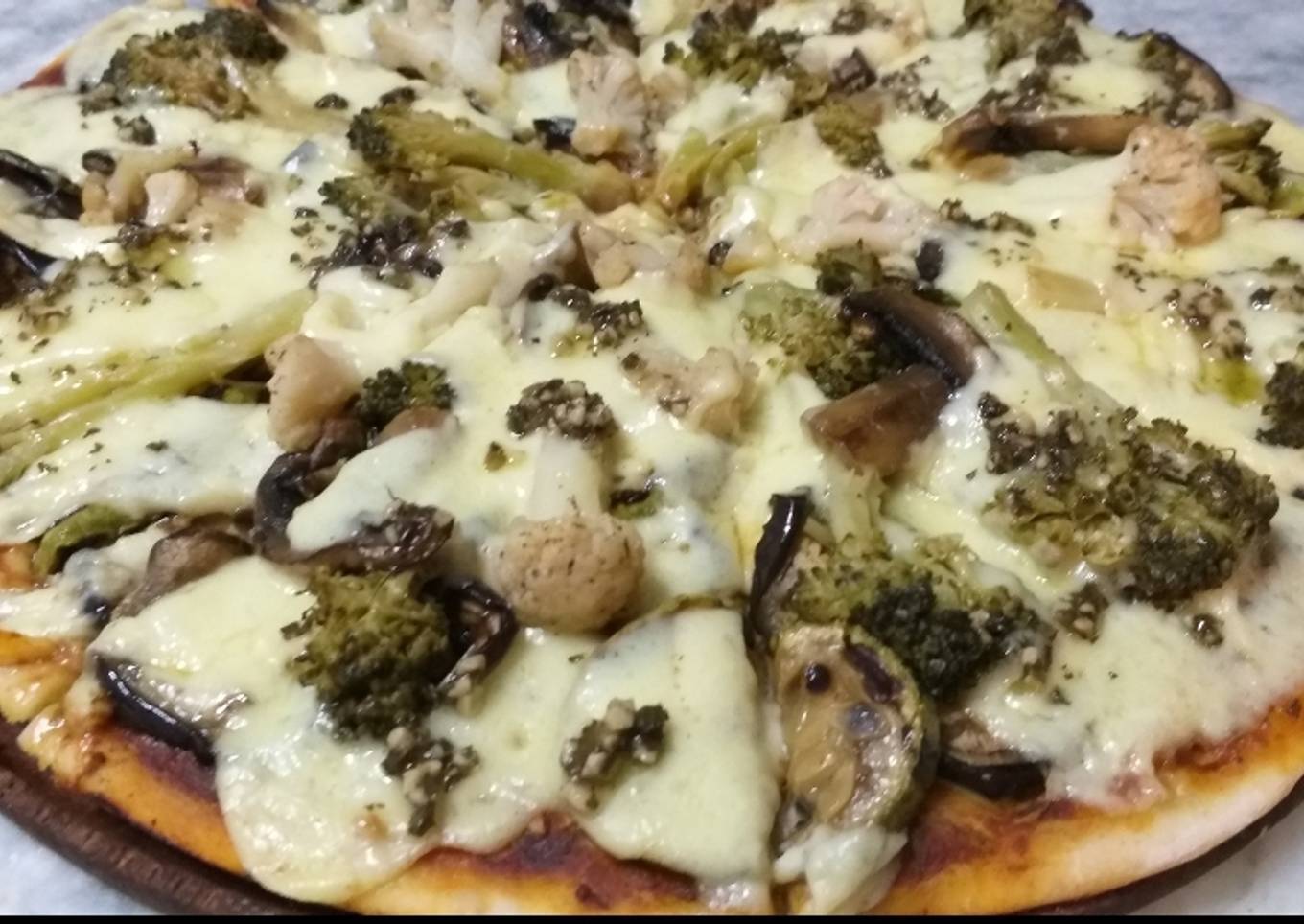Pizza de brócoli, coliflor y champiñones