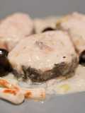 Merluza con salsa de ajos tiernos y olivas