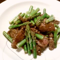A picture of Chinese Style Stir-Fried Beef and Asparagus.