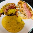 Pollo con papas rústicas y salsa de zapallo y romero