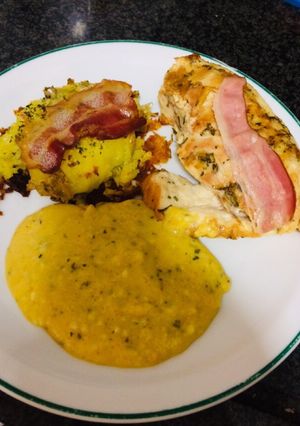 Una foto de Pollo con papas rústicas y salsa de zapallo y romero