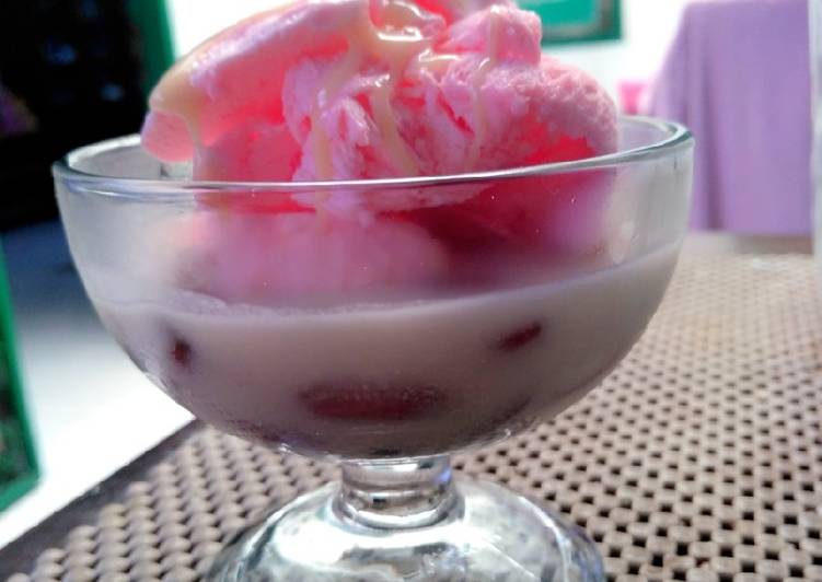 Es kacang merah topping es krim strawberry