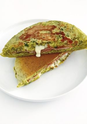 Une photo de Big pancake haricots verts fourré mozza bacon