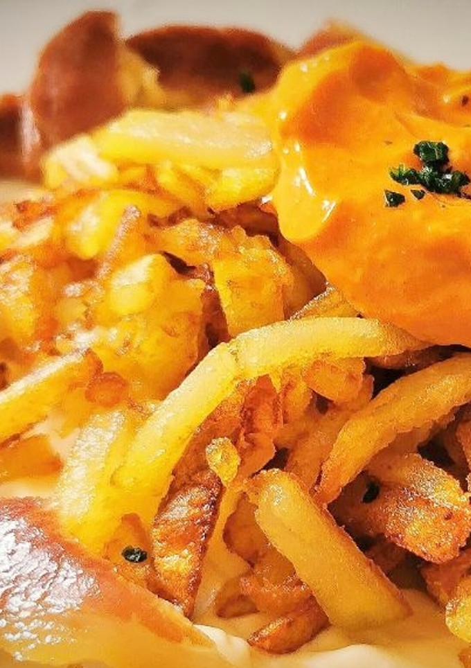 Una foto de Patatas fritas con Paletilla ibérica salteada