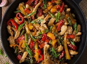 Foto de Isca De Frango Com Vegetais