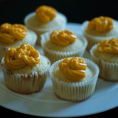 A picture of White Cup Cakes.