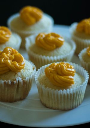A picture of White Cup Cakes.