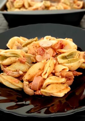 Foto de Macarrão concha com chouriços e cogumelos