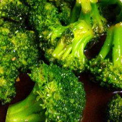 A picture of Momma's Asian style stir-fried broccoli.