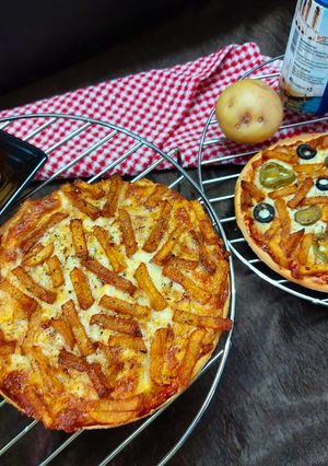 પેરી-પેરી ફ્રેન્ચ ફ્રાઇઝ પીઝા (Peri Peri French Fries Pizza Recipe In Gujarati) રેસીપી મુખ્ય ફોટો
