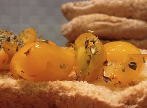 Una foto de Fresa con pomodoro giallo y orégano