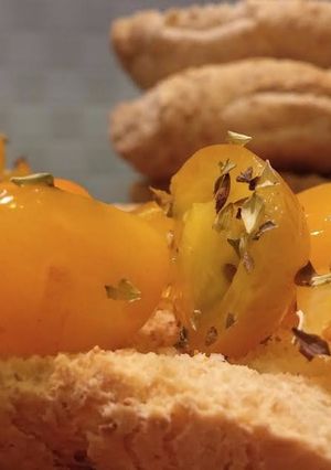 Una foto de Fresa con pomodoro giallo y orégano