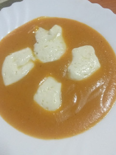 Una foto de Crema de calabaza con queso fresco frito