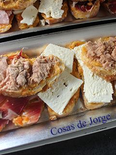 Una foto de Rebanadas de queso, atún y jamón