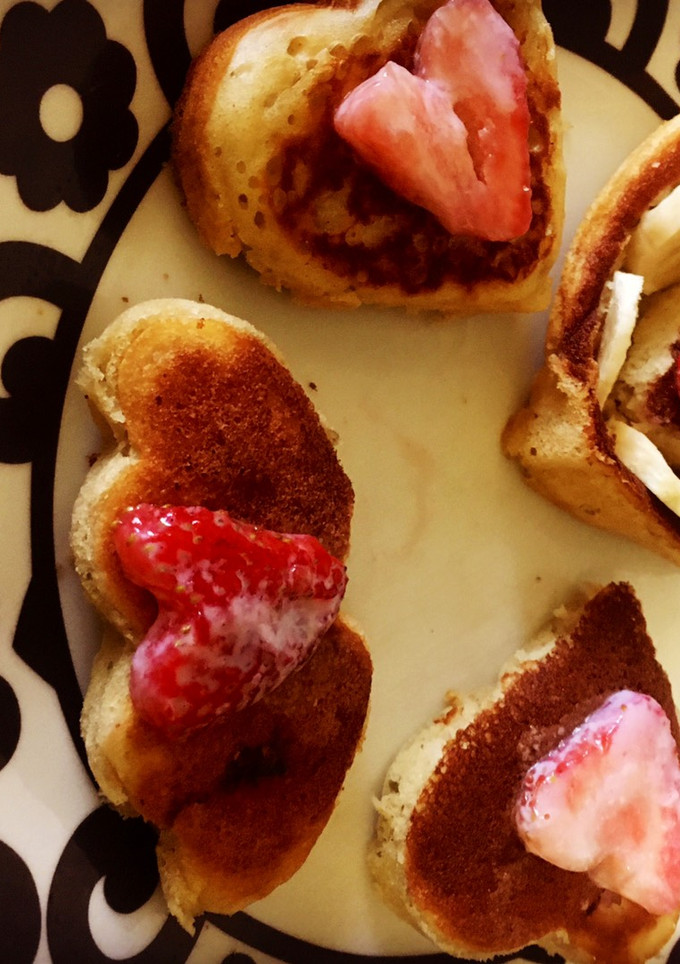 Una foto de Panqueques 🥞 rellenas de guineo y fresas 🍓
