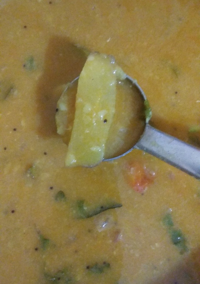 மாங்காய் சாம்பார் (Maankaai sambar recipe in tamil) செய்முறை முக்கிய புகைப்படம்