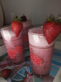صورة لوصفة ميلك شيك الفراولة 🍓 والموز 🍌 على طريقتي