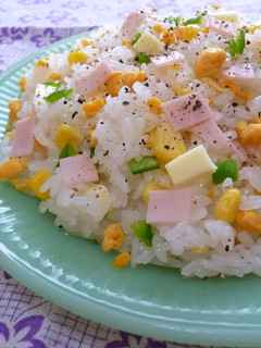 A picture of Western-Style Chirashi Sushi: A Popular School Lunch Item.