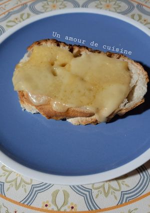 Une photo de Tartine minute aux fromages au micro-ondes 🧀