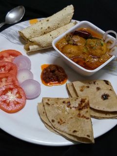 દમ આલુ(Dum aloo recipe in Gujarati) રેસીપી મુખ્ય ફોટો