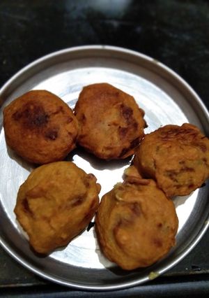बटाटे वडे(batate vade recipe in marathi) रेसिपी चे मुख्य फोटो