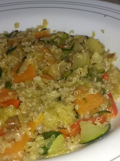 Una foto de Quinoa, calabacín y pétalos de zanahoria