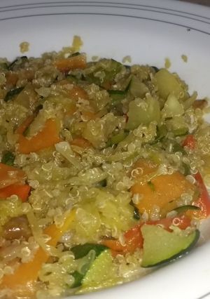 Una foto de Quinoa, calabacín y pétalos de zanahoria