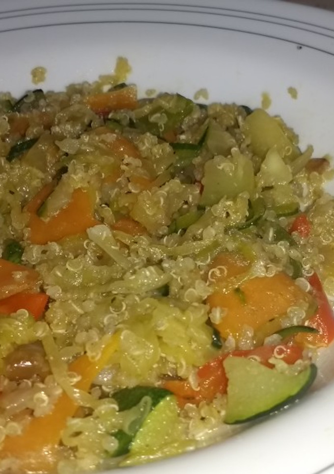 Una foto de Quinoa, calabacín y pétalos de zanahoria