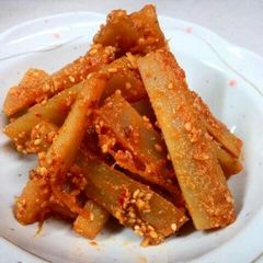 A picture of Korean-Style Sesame Seasoned Burdock with Chili Pepper and Vinegar Miso Sauce.