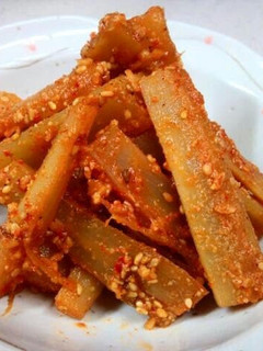 A picture of Korean-Style Sesame Seasoned Burdock with Chili Pepper and Vinegar Miso Sauce.