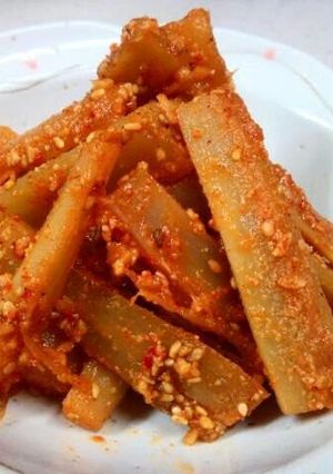A picture of Korean-Style Sesame Seasoned Burdock with Chili Pepper and Vinegar Miso Sauce.
