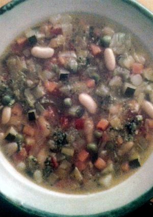A picture of Minestrone with pesto.