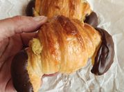 Una foto de croissant relleno