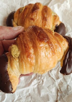 Una foto de Croissants Rellenos de Crema de Pistachos y Chocolate Blanco