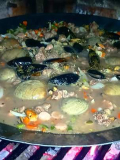 Una foto de Mix de mariscos, carne y arroz integral al disco