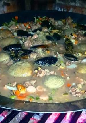 Una foto de Mix de mariscos, carne y arroz integral al disco