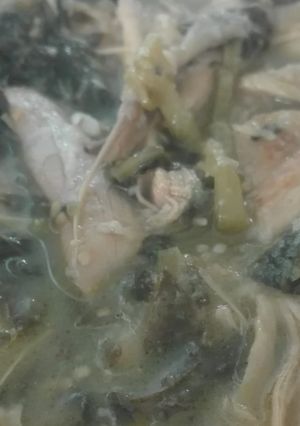 Una foto de Pollo con verdolagas en salsa verde