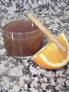 Una foto de Bebida fría de té rojo con naranja